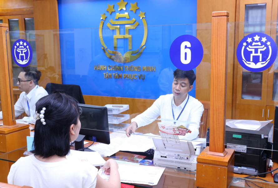 Người dân giải quyết thủ tục hành chính tại Trung tâm Phục vụ hành chính công Thành phố Hà Nội