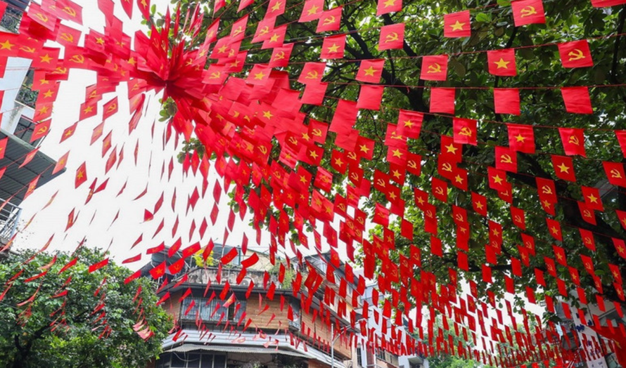 Sắc đỏ cờ Tổ quốc ngập tràn một tuyến phố ở Hà Nội. 