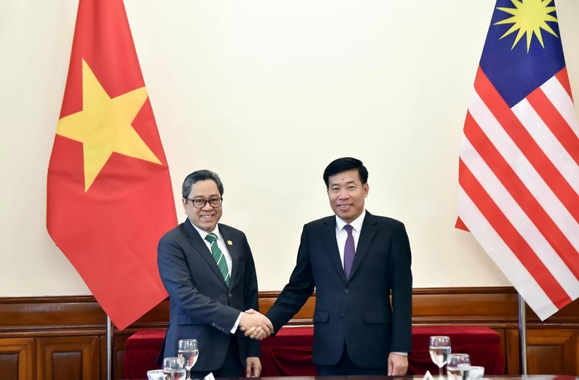 Ủy viên Trung ương Đảng, Thứ trưởng Ngoại giao Nguyễn Mạnh Cường và Phó Tổng thư ký Bộ Ngoại giao Malaysia Dato’ Ahmad Rozian Abd Ghani đồng chủ trì kỳ họp Đối thoại chiến lược quan chức cấp cao Việt Nam-Malaysia lần thứ 3.