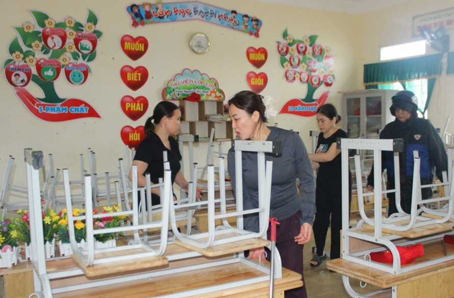 Giáo viên dọn dẹp trường lớp sau bão (Ảnh minh họa)