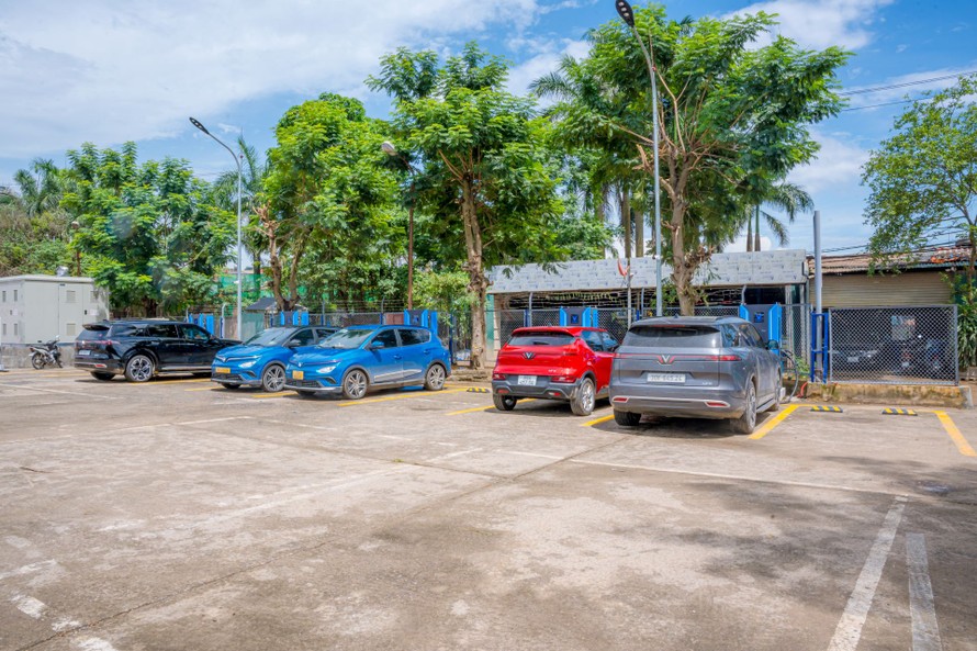 Trạm sạc tại địa chỉ 464/18 Âu Cơ, Hà Nội với 30 cổng sạc trong bãi đỗ xe rộng rãi, thuận tiện di chuyển