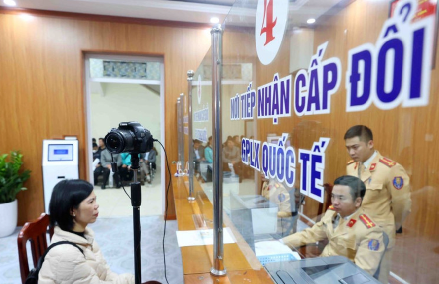Cán bộ, chiến sỹ Đội Sát hạch, cấp giấy phép lái xe cơ giới đường bộ (Phòng Cảnh sát Giao thông, Công an thành phố Hà Nội) làm thủ tục cấp, đổi giấy phép lái xe cho công dân.