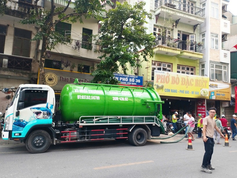 Dự án đã huy động 30 nhân sự và 5 xe hút bùn, các thiết bị chuyên dụng, bao tải cát và các vật tư, quây rào tạm để tiến hành khoanh vùng, thu gom, xử lý bùn