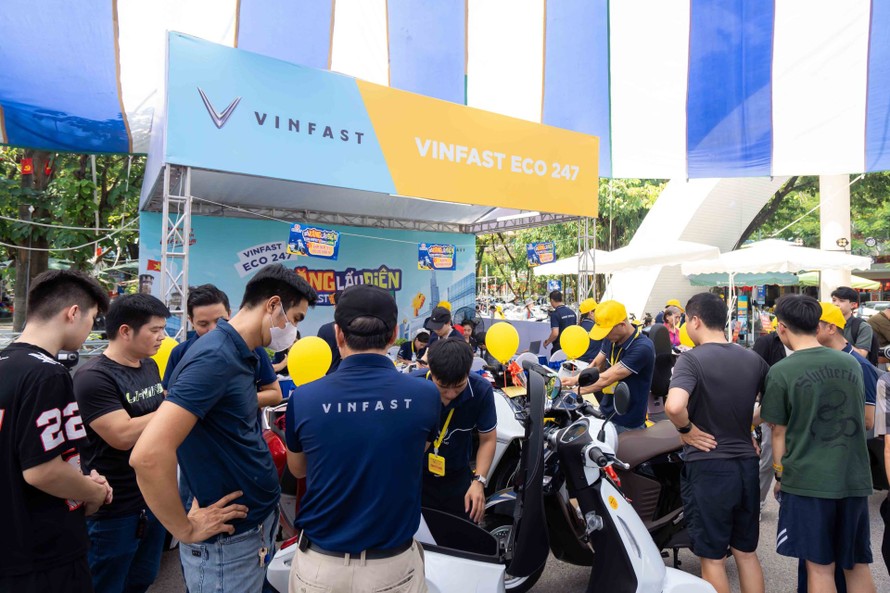 Khách hàng tìm hiểu về các mẫu xe máy điện VinFast tại gian hàng một đại lý.
