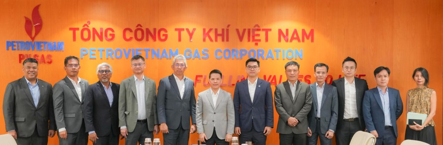 Lãnh đạo PV GAS và Petronas chụp ảnh lưu niệm tại buổi làm việc