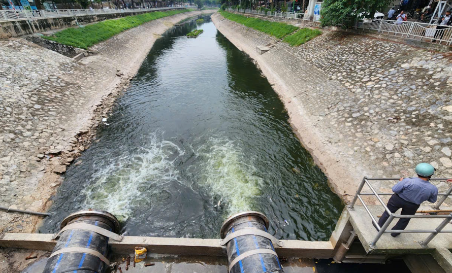 Sông Tô Lịch dần đổi màu sau khi nhận nguồn nước từ hồ Tây.