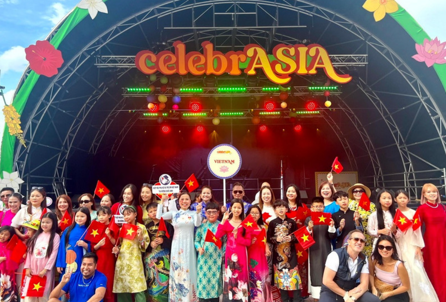 Đoàn Việt Nam tham gia biểu diễn và diễu hành tại lễ hội