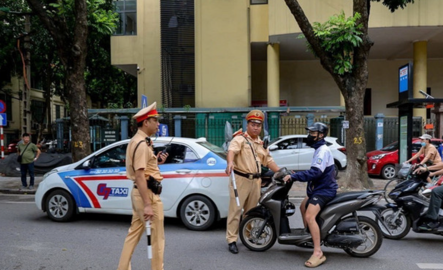 Học sinh điều khiển xe môtô không biển kiểm soát bị Cảnh sát Giao thông phát hiện, xử lý.