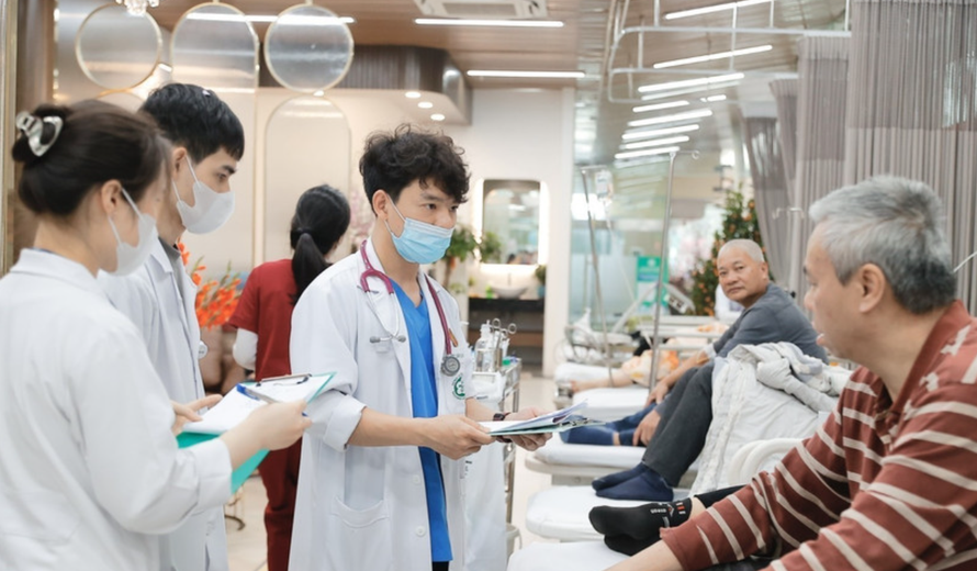 Bảo vệ, chăm sóc và nâng cao sức khỏe nhân dân là nhiệm vụ chính trị hàng đầu