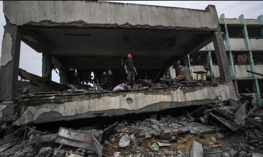 Một trường học bị phá hủy sau cuộc không kích của Israel xuống Jabalia, phía Bắc Gaza