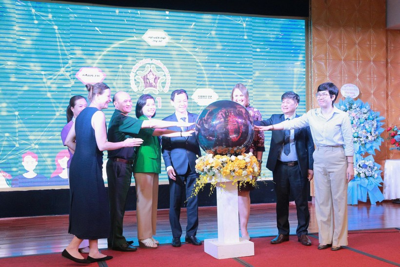 Các đại biểu chính thức khai trương Tổng đài điện thoại quốc gia về phòng, chống mua bán người 111