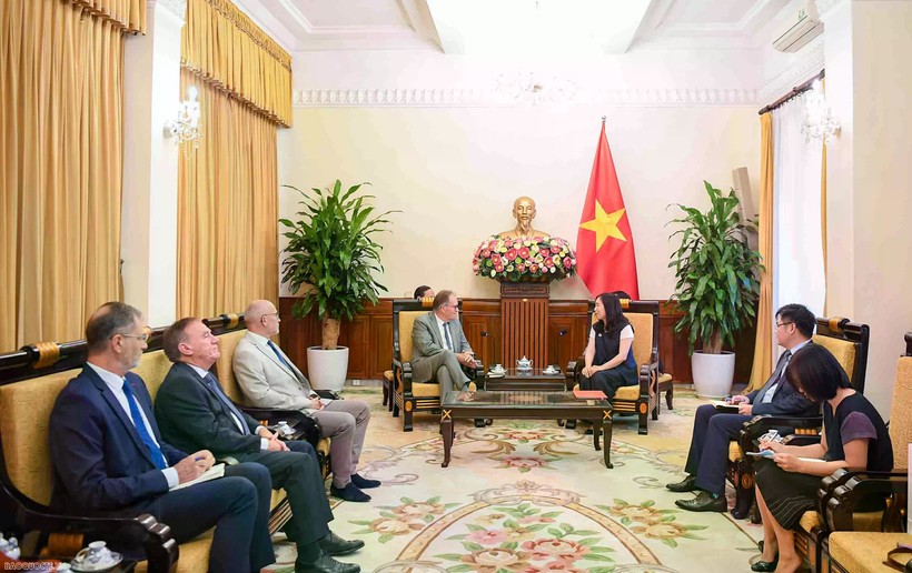 Thứ trưởng Bộ Ngoại giao Lê Thị Thu Hằng tiếp Nhóm Nghị sỹ hữu nghị Pháp-Việt tại Thượng viện Pháp