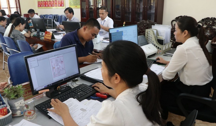 Cán bộ, công chức tiếp nhận hồ sơ, hướng dẫn, giải quyết thủ tục hành chính cho người dân tại Trung tâm phục vụ hành chính công xã Kim Thành, thành phố Hải Phòng