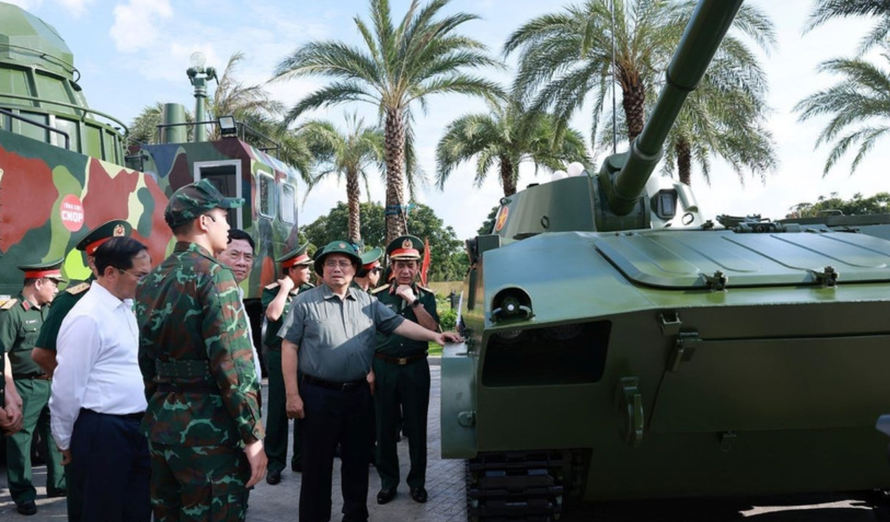 Thủ tướng Phạm Minh Chính tham quan sản phẩm Công nghiệp quốc phòng