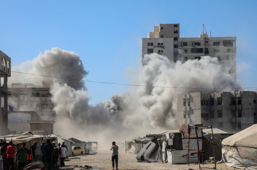 Khói bốc lên sau cuộc không kích của Israel tại Gaza