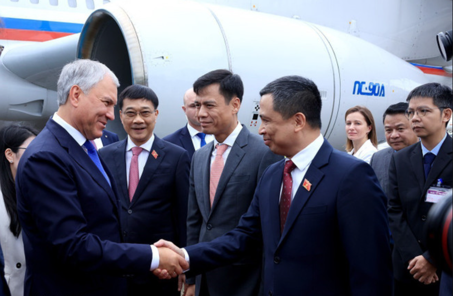 Lễ đón Chủ tịch Duma Quốc gia Nga Vyacheslav Volodin tại Sân bay Quốc tế Nội Bài