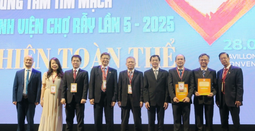 Lãnh đạo Bộ Y tế, Bệnh viện Chợ Rẫy chụp ảnh cùng chủ tọa đoàn, báo cáo viên của phiên toàn thể trong Hội nghị.