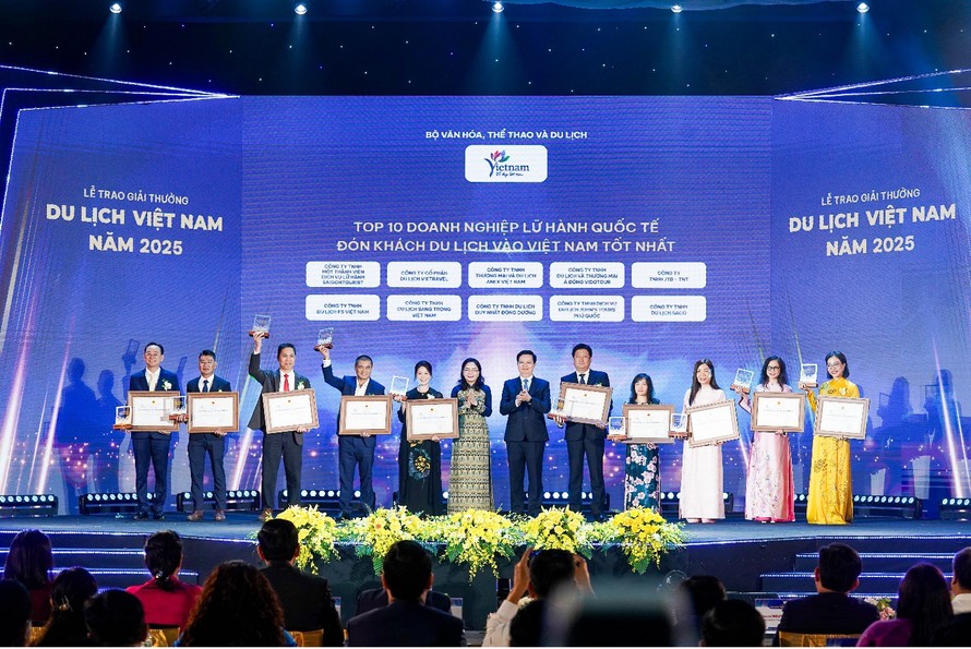 Phó Thủ tướng Mai Văn Chính trao Giải thưởng Du lịch Việt Nam năm 2025 cho các doanh nghiệp lữ hành quốc tế đón khách du lịch vào Việt Nam tốt nhất.