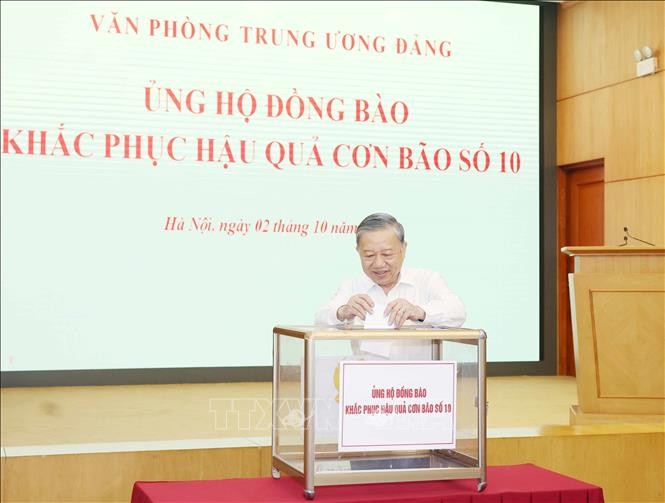 Tổng Bí thư Tô Lâm ủng hộ đồng bào khắc phục hậu quả cơn bão số 10. Ảnh: TTXVN