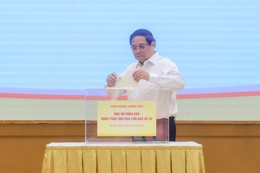 Thủ tướng Phạm Minh Chính tham gia quyên góp, ủng hộ đồng bào bị thiệt hại do cơn bão số 10 gây ra. Ảnh: VGP/Nhật Bắc