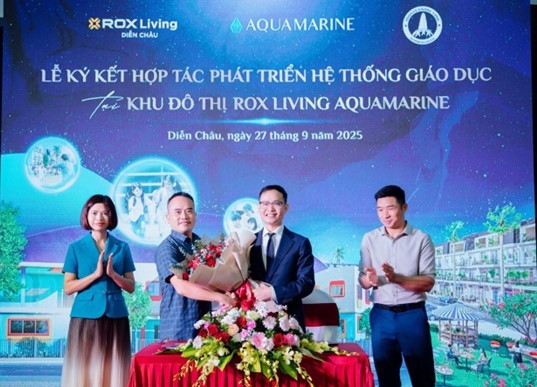 Ông Vũ Đức Tuyên, Giám đốc Kinh doanh Công ty TNHH Oleco - Nam Quang và ông Nguyễn Nghĩa Lâm, Tổng giám đốc Công ty TNHH Xây dựng và Bất động sản Johoo Việt Nam, Chủ quản của Hệ thống mầm non Montessori Vinh ký thỏa thuận hợp tác