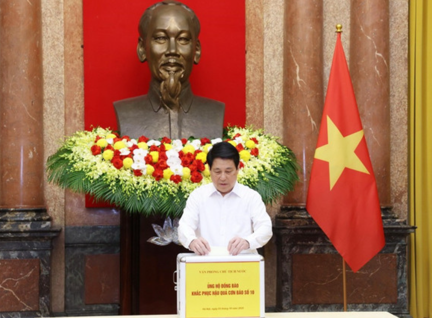 Chủ tịch nước Lương Cường quyên góp, ủng hộ đồng bào khắc phục hậu quả cơn bão số 10.