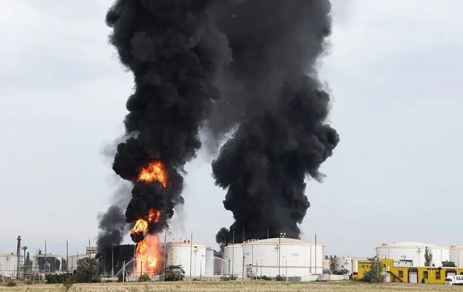 Cháy tại một kho dầu ở Feodosia.