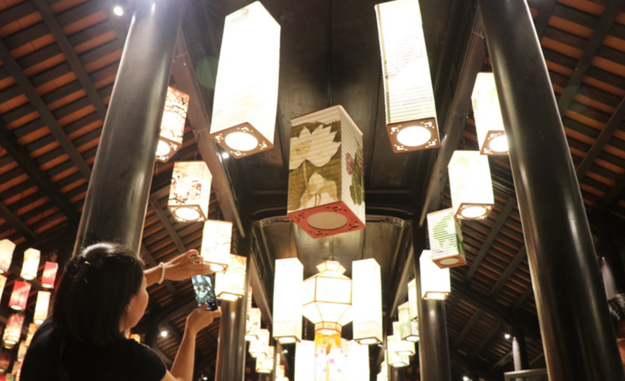 Các loại đèn lồng xếp của Huế rực rỡ sắc màu trong Chương trình Trung thu Hoàng cung Huế 2025