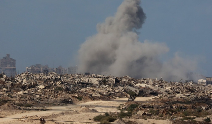 Khói bốc lên sau cuộc không kích của Israel xuống thành phố Gaza ngày 30/9/2025