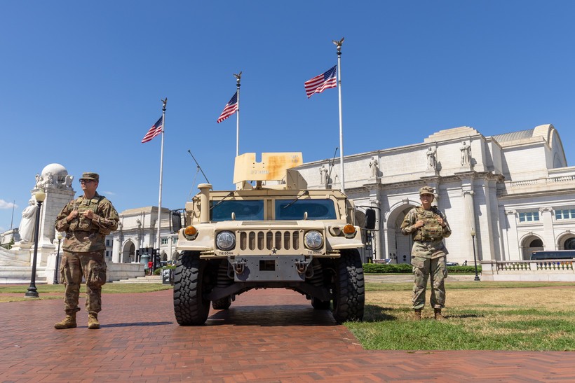 Binh sỹ Vệ binh Quốc gia gác tại Washington, D.C., Mỹ. 