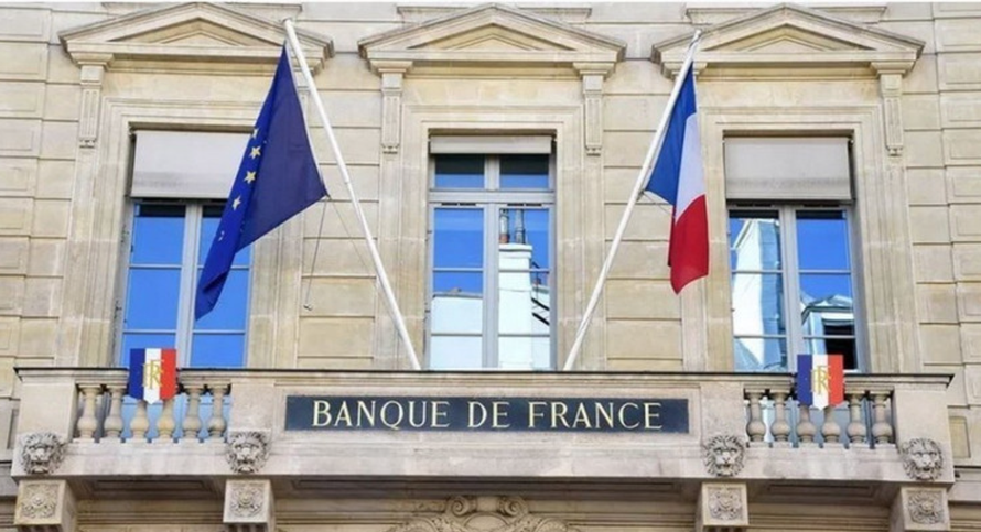 Bên ngoài trụ sở Ngân hàng Trung ương Pháp ở Paris.