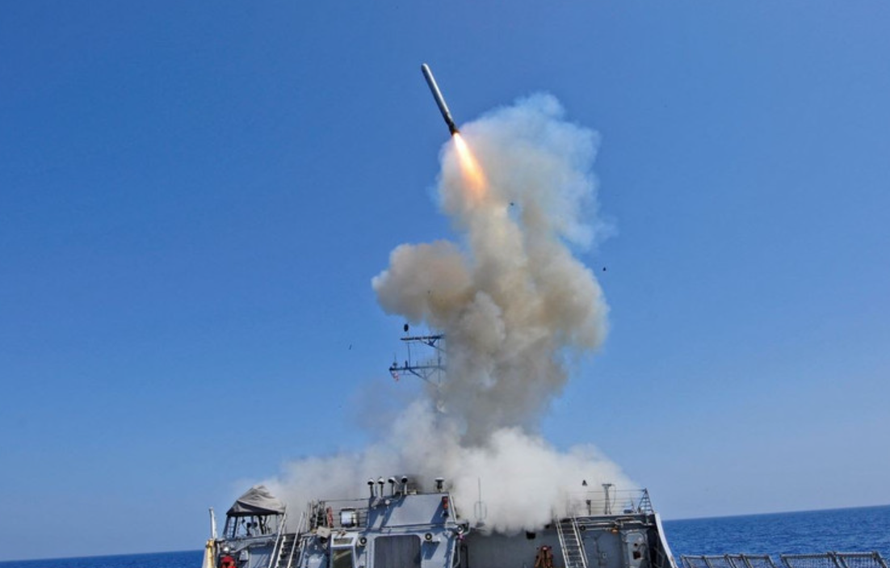 Tên lửa hành trình Tomahawk được phóng từ tàu khu trục USS Barry trên Địa Trung Hải.