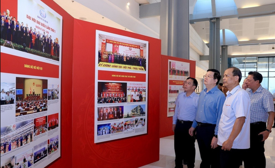 Phó Thủ tướng Mai Văn Chính kiểm tra công tác chuẩn bị triển lãm ảnh tại Đại hội đại biểu Đảng bộ Chính phủ lần thứ nhất, nhiệm kỳ 2025-2030