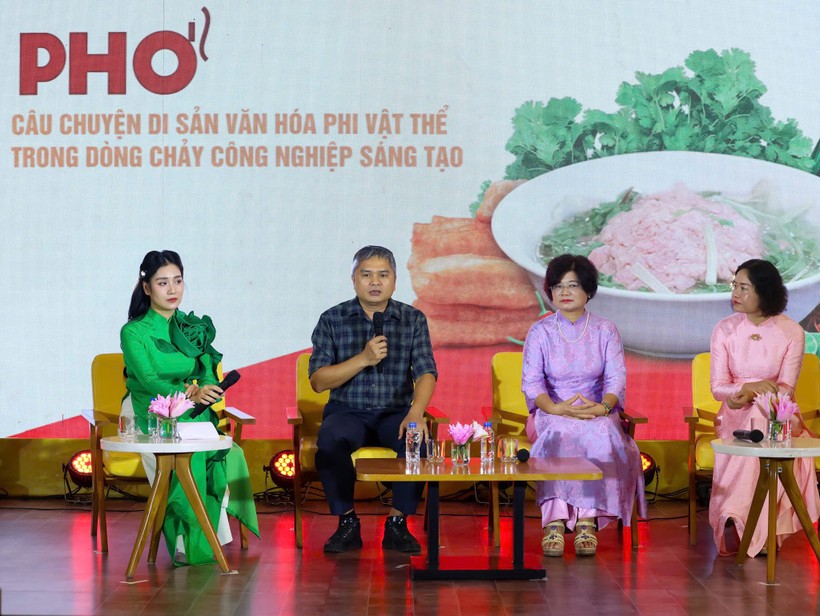 Tọa đàm bàn tròn trong khuôn khổ sự kiện dành cho các nhà nghiên cứu, nghệ nhân, chuyên gia ẩm thực, các doanh nghiệp và nhà quản lý.