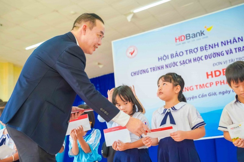 Đại diện HDBank trao tặng học bổng cho các em học sinh tại huyện Cần Giờ.