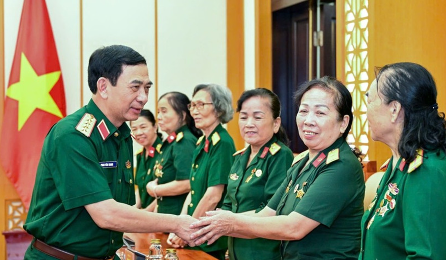 Bộ trưởng Bộ Quốc phòng ân cần hỏi thăm các nữ lái xe Trường Sơn.