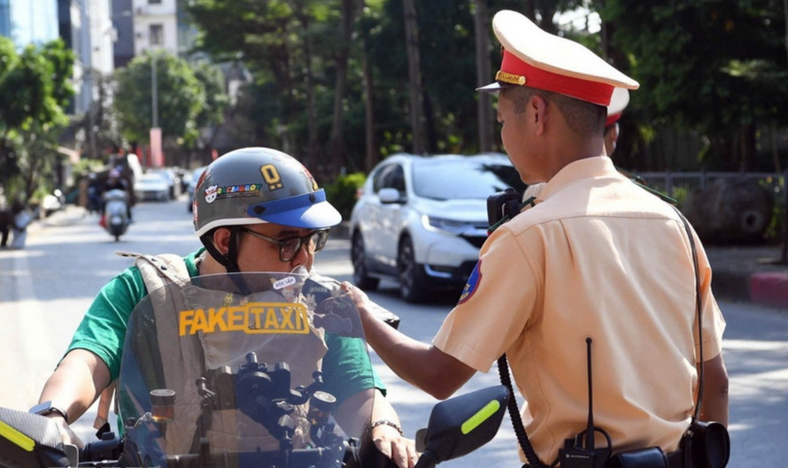 Cán bộ, chiến sĩ đội CSGT số 2, Công an thành phố Hà Nội kiểm tra nồng độ cồn với các chủ phương tiện tham gia giao thông tại tuyến phố Đội Cấn-Liễu Giai.