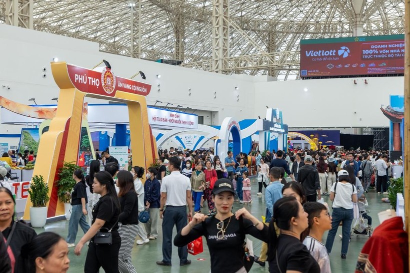 Đông đảo du khách đến tham quan Hội chợ Mùa Thu