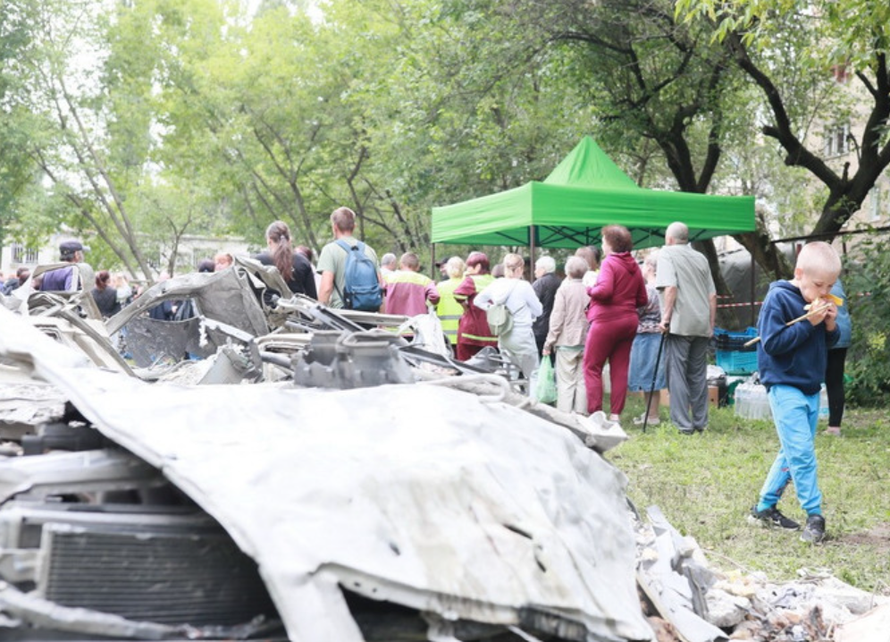 Các phương tiện bị phá huỷ sau vụ tấn công của Nga tại quận Sviatoshinskyi, Thủ đô Kiev (Ukraine) ngày 31/7/2025