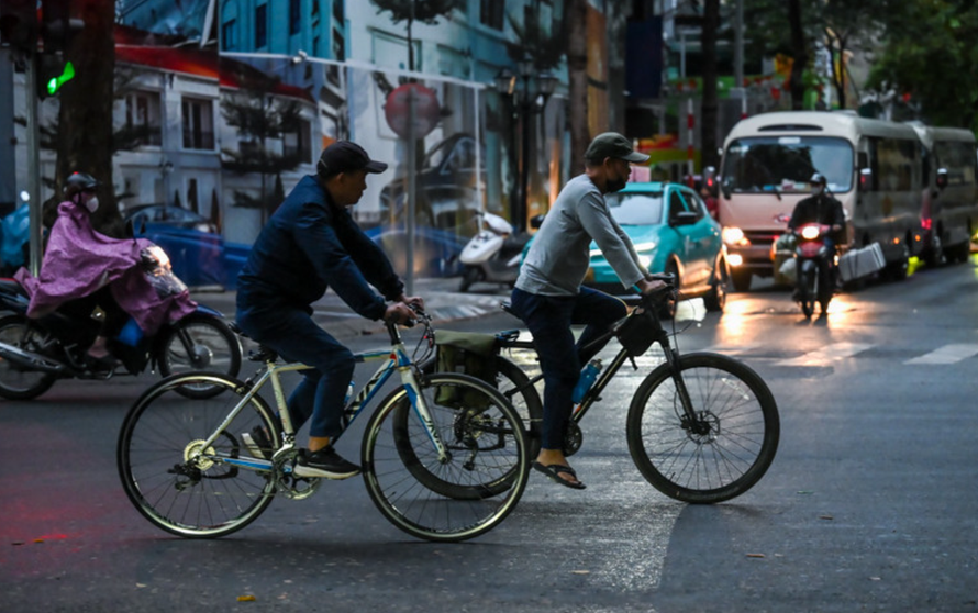 Không khí lạnh khiến bầu trời Hà Nội khoác lên mình màu xám nhạt đặc trưng của mùa đông.
