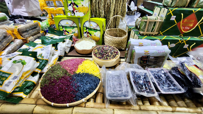 Nông sản vùng cao được quảng bá tại hội chợ.