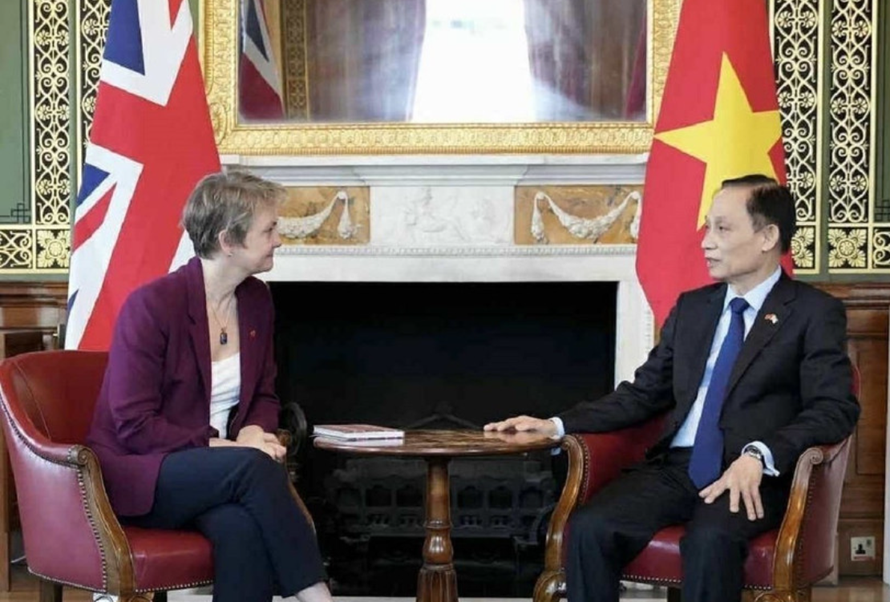 Bộ trưởng Bộ Ngoại giao Lê Hoài Trung gặp Ngoại trưởng Anh Yvette Cooper.