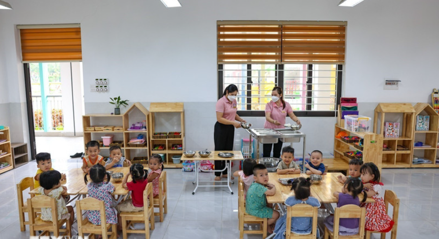 Công tác bán trú và bữa ăn đảm bảo dinh dưỡng, an toàn thực phẩm được đặc biệt chú trọng.