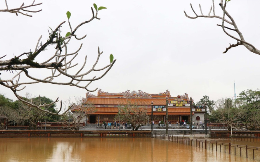 Đoàn khách quốc tế đầu tiên tham quan Đại Nội Huế mở cửa trở lại sau lũ vào sáng ngày 4/11.