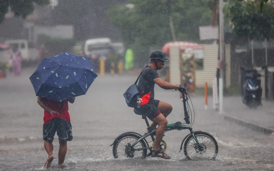 Cảnh ngập lụt sau những trận mưa lớn do ảnh hưởng của bão Wipha tại Quezon, Philippines.