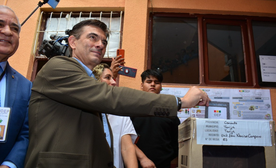 Ông Rodrigo Paz bỏ phiếu tại điểm bầu cử ở Tarija, Bolivia ngày 19/10