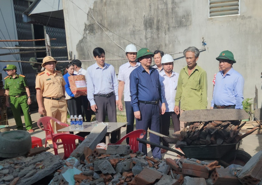 Phó Thủ tướng Hồ Quốc Dũng thăm hỏi các hộ dân bị sập nhà ở xã Tuy Phước Đông