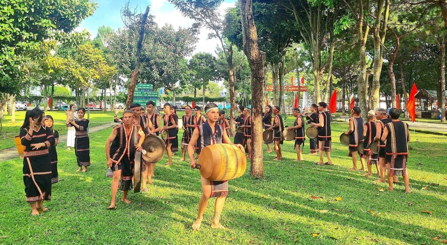 Âm thanh trầm hùng của tiếng cồng, chiêng cùng điệu xoang uyển chuyển không thể thiếu trong Ngày hội di văn hoá di sản. Ảnh: Quang Thái/TTXVN.