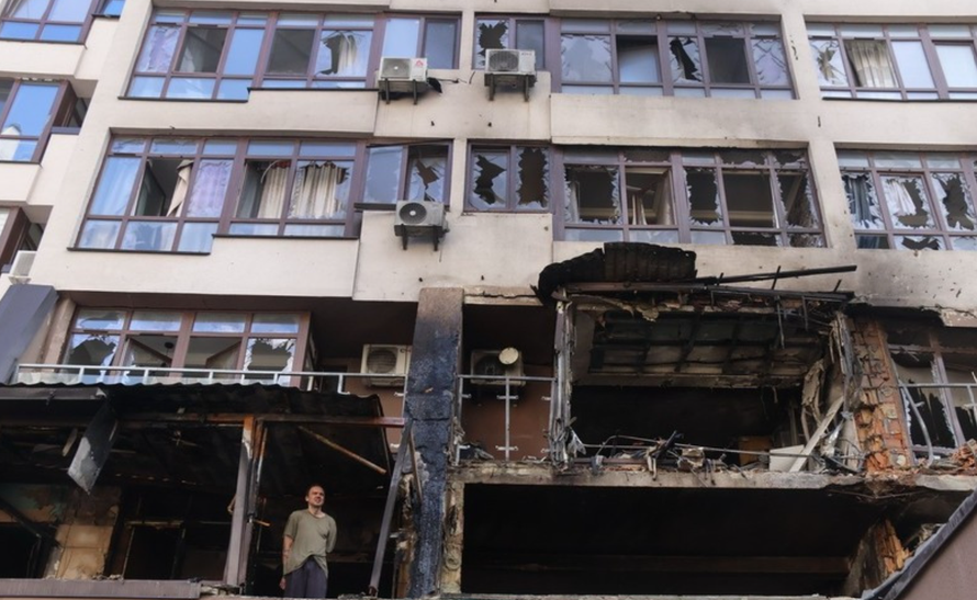 Một toà nhà bị hư hỏng sau vụ không kích của Nga xuống quận Shevchenkivskyi ở Thủ đô Kiev (Ukraine) ngày 21/7/2025