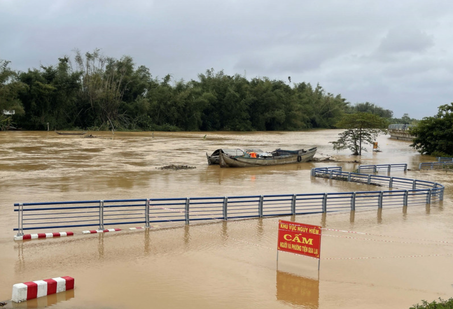 Nước lũ trên sông Trà Khúc dâng cao gây ngập đường vào xóm Lân, xã Tịnh Khê, tỉnh Quảng Ngãi.